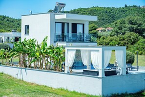 Villa | Maldives | In-room safe, free WiFi, bed sheets - Continent Villas (Kassandra)