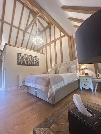 Escritorio, tabla de planchar con plancha y wifi gratis