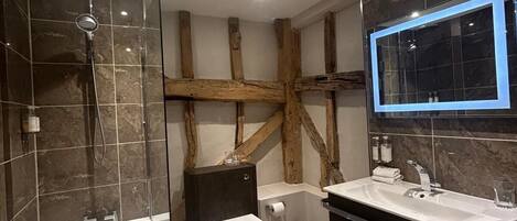 Superior Double Room | Desk, iron/ironing board, free WiFi