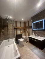 Escritorio, tabla de planchar con plancha y wifi gratis 