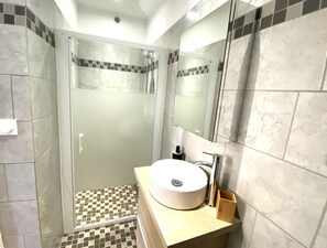 Haartrockner, Handtücher, Seife, Toilettenpapier