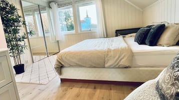 3 bedrooms, desk, iron/ironing board, free WiFi