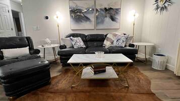 Smart TV, chimenea y oficina