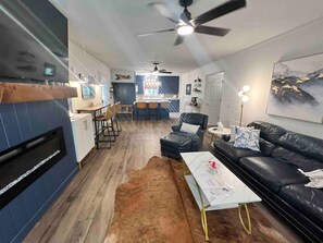 スマートテレビ、暖炉、書斎 / ワークスペース