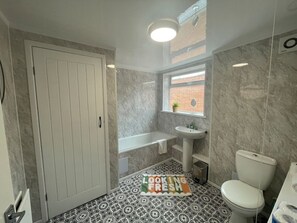 Sèche-cheveux, serviettes fournies