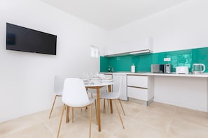 Refrigerador, microondas, cafetera y tetera y tetera eléctrica