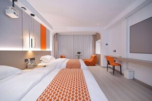 Habitación de hotel con dos camas, un escritorio, una silla, un televisor y una mesita.