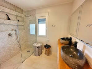 Secador de pelo, toallas y papel higiénico