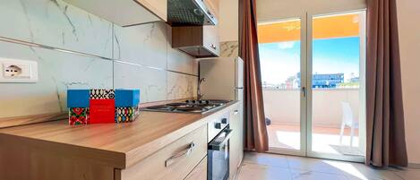 Een koelkast, een microgolfoven, een oven, een kookplaat