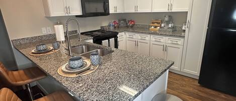 Refrigerador, microondas, horno y parrilla de estufa