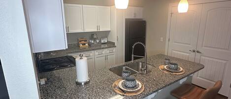 ثلاجة، ميكروويف، فرن، موقد طهي مسطح