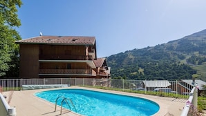 A two-story wooden building with a swimming pool and a mountain view. - 1st floor, swimming pool, balcony, tv, ski locker, 32m², Valloire (Valloire)