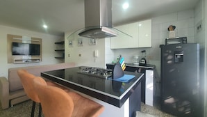 Apartment | Private kitchen - Casa Esther Apartaestudios (Barranquilla)