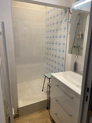 Secador de cabelo, toalhas de banho, sabonete, papel higiênico