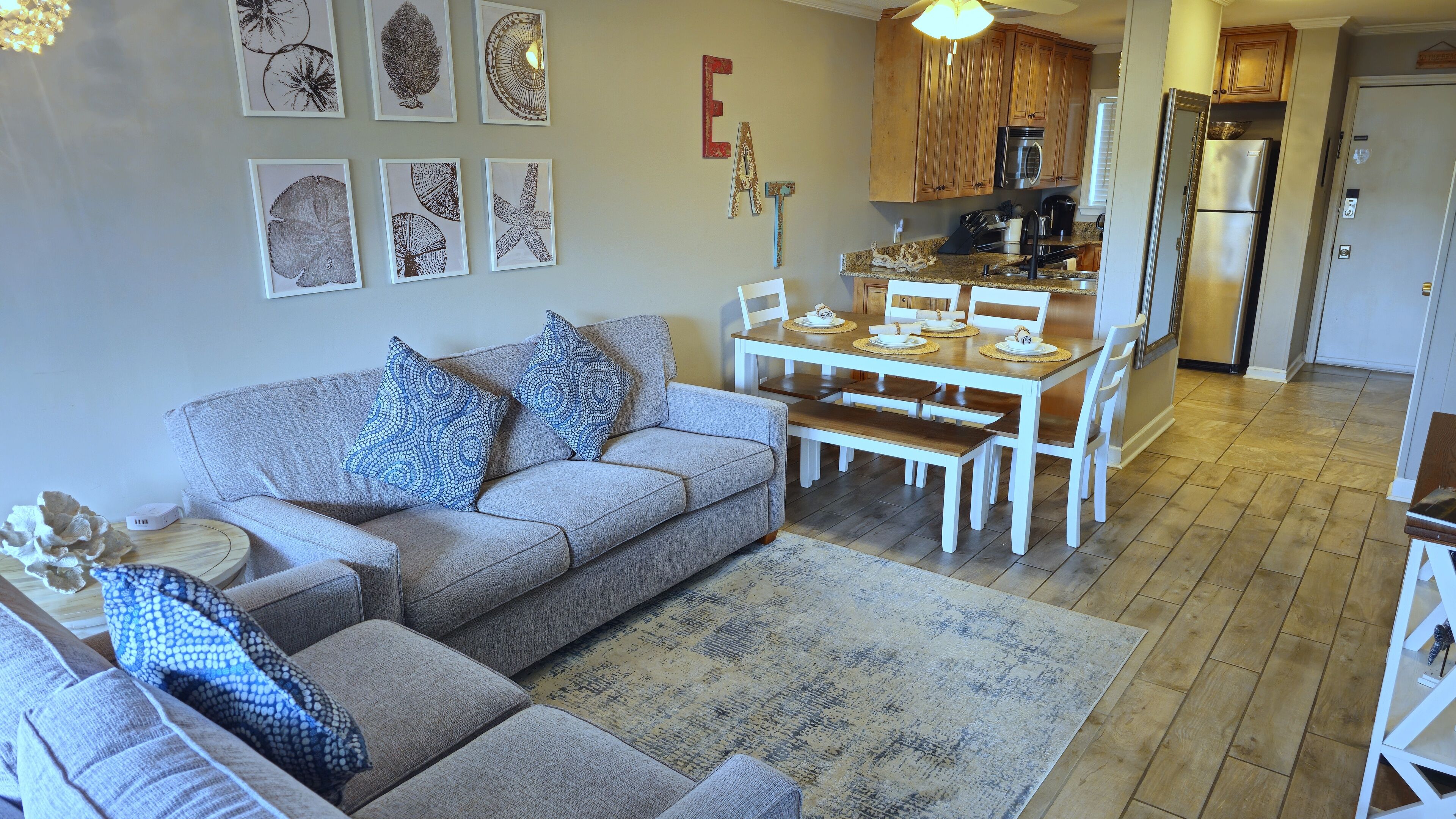 智能电视、DVD 播放器、书、影片库