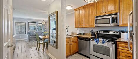 Refrigerador, microondas, horno y parrilla de estufa