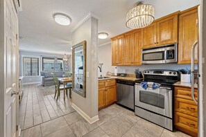 Kylskåp, mikrovågsugn, ugn och spishäll