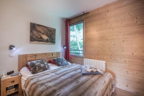 2 bedrooms, WiFi, bed sheets - 310m from shops, view resort, balcony, tv, ski locker, 45m², La Clusaz (La Clusaz)