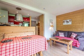 Living area - 310m from shops, view resort, balcony, tv, ski locker, 45m², La Clusaz (La Clusaz)