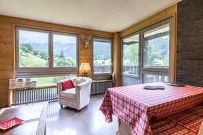 Interior - 310m from shops, view resort, balcony, tv, ski locker, 45m², La Clusaz (La Clusaz)