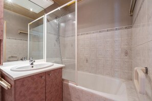 Bathroom - 150m from shops, 1st floor, view mountain, balcony, tv, ski locker, 23m², La Clusaz (La Clusaz)