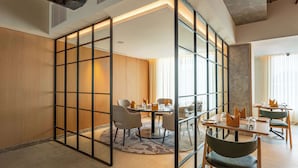 Un espace repas moderne avec une table ronde, des chaises et un élément décoratif central.