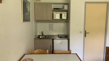 Réfrigérateur, cafetiÚre/bouilloire, grille-pain