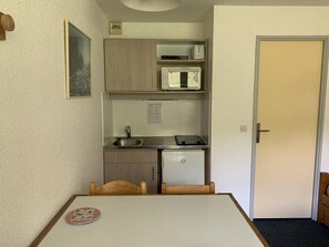 Réfrigérateur, cafetière/bouilloire, grille-pain