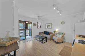 Télévision, lecteur de DVD, espaces bureaux