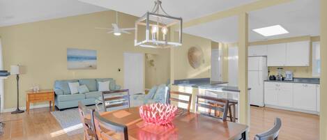 Televisio, DVD-soitin, kirjoja, työhuone