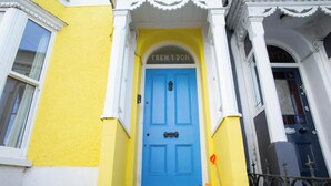 A yellow building with a blue door labeled 'TREM-Y-DON'.