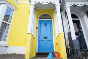 A yellow building with a blue door labeled 'TREM-Y-DON'.