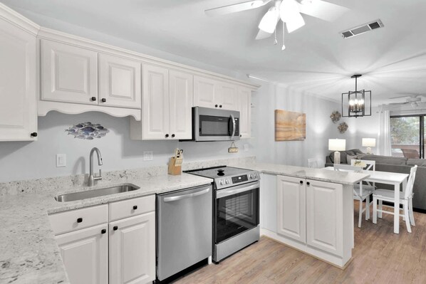 Jääkaappi, mikroaaltouuni, uuni, liesi