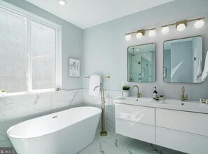 Shower, hair dryer, towels, soap - Luxurious 3 bedroom townhouse with roof deck (Philadelphia)