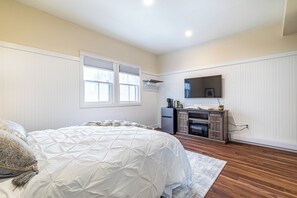 1 bedroom, iron/ironing board, WiFi, bed sheets - The Lily Pad (Charlottetown)