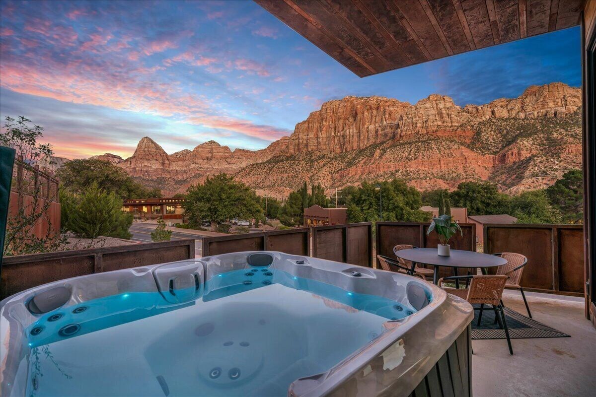 Ein Whirlpool auf einem Balkon mit Blick auf rote Felsberge.