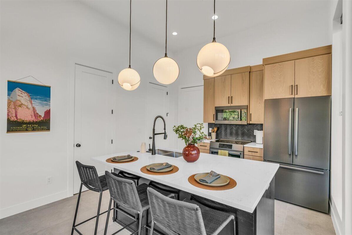 Deluxe Apartment, 1 King Bed with Sofa bed, Mountain View | Private kitchen | Coffee/tea maker, full-size fridge, microwave, oven