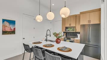Deluxe Apartment, 1 King Bed with Sofa bed, Mountain View | Private kitchen | Coffee/tea maker, full-size fridge, microwave, oven