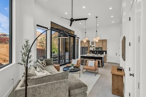 Televisión de pantalla plana de 60 pulgadas con canales por satélite