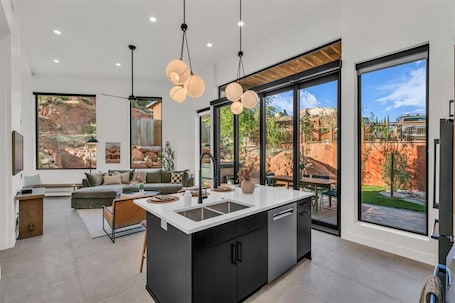 大冰箱、微波炉、烤箱、炉灶