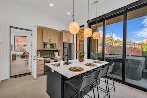 Frigorífico grande, microondas, horno y placa de cocina