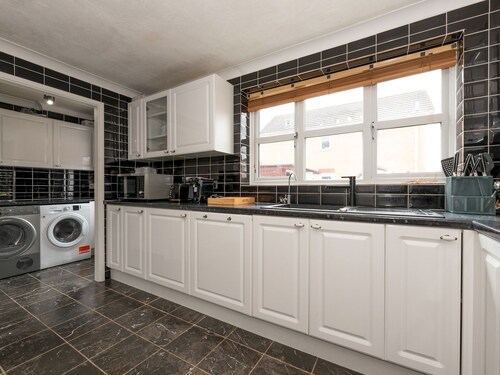 4 Bed House in Greater London + Parking | Pass the Keys