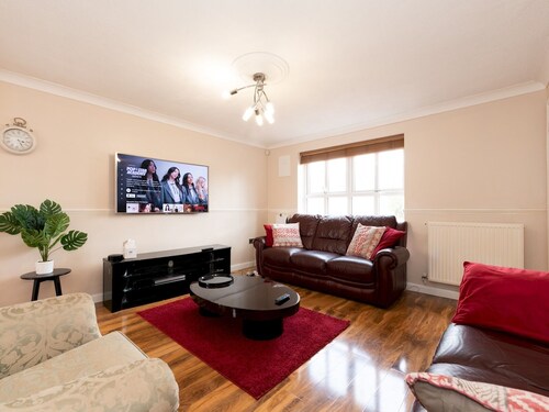 4 Bed House in Greater London + Parking - Pass the Keys