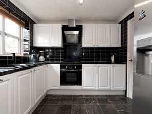 Kühlschrank, Mikrowelle, Ofen, Geschirrspüler