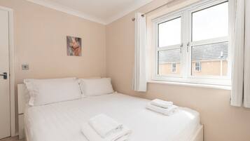 4 bedrooms, iron/ironing board, free WiFi, bed sheets