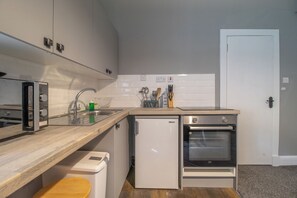 Kühlschrank, Mikrowelle, Toaster, Kochgeschirr/Geschirr/Besteck