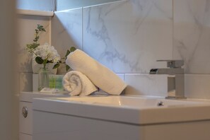 Dusche, Haartrockner, Handtücher