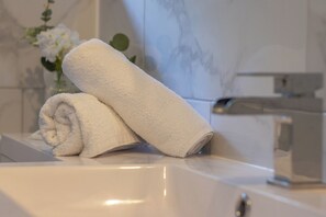 Chuveiro, secador de cabelo, toalhas de banho 