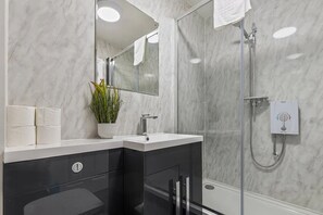 Hair dryer, towels - 6 Escrick Street · Beautiful 2-Bed Flat in York Close to City Centre - Pass the Keys (York)