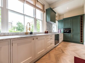 Kjøleskap, mikrobølgeovn, ovn og oppvaskmaskin